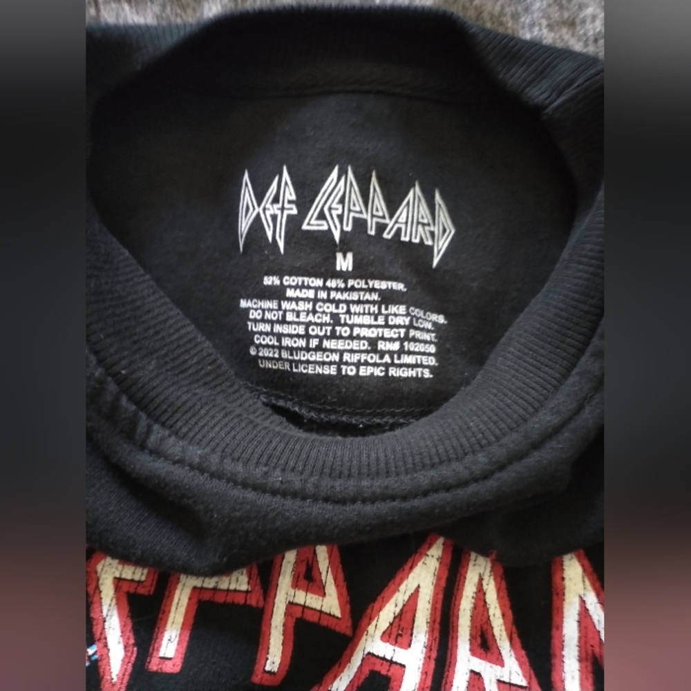 Def Leppard Black Crewneck Sweater with Graphic Christmas Design Size M - Picture 4 of 4
